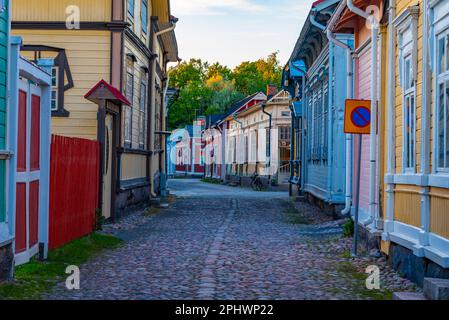 Blick auf den Sonnenuntergang über Holzgebäude im Vanha Rauma-Bezirk in Rauma in Finnland. Stockfoto