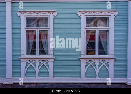 Blick auf den Sonnenuntergang über Holzgebäude im Vanha Rauma-Bezirk in Rauma in Finnland. Stockfoto