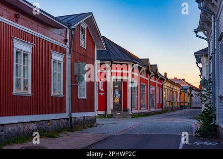 Blick auf den Sonnenuntergang über Holzgebäude im Vanha Rauma-Bezirk in Rauma in Finnland. Stockfoto