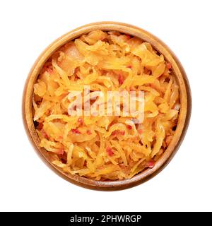 Kimchi, in einer Holzschüssel. Traditionelle koreanische Beilage mit gesalzenem und fermentiertem Gemüsekohl, Karotten, Rettich und Zwiebeln, gewürzt. Stockfoto