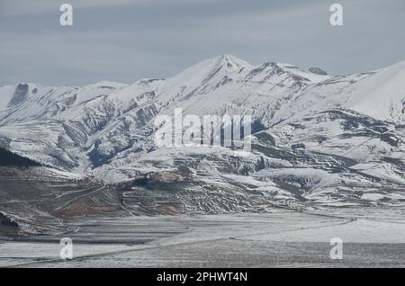 Panoramablick auf Castelluccio di Norcia zerstörtes Dorf in Umbrien, Italien Stockfoto