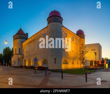 Panoramablick auf das Museum von Kuopio in Finnland bei Sonnenuntergang. Stockfoto