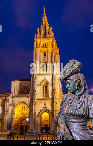 Nachtsicht auf die Statue La Regenta vor der Metropolitanischen Kathedrale San Salvador von Oviedo in Spanien. Stockfoto