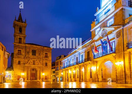 Nachtsicht auf Iglesia de San Isidoro el Real in der spanischen Stadt Oviedo. Stockfoto