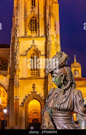 Nachtsicht auf die Statue La Regenta vor der Metropolitanischen Kathedrale San Salvador von Oviedo in Spanien. Stockfoto