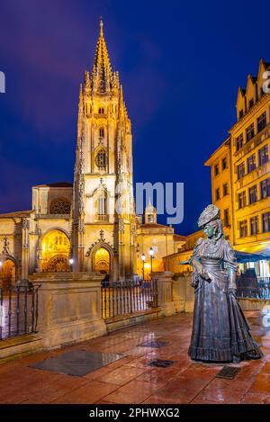 Nachtsicht auf die Statue La Regenta vor der Metropolitanischen Kathedrale San Salvador von Oviedo in Spanien. Stockfoto