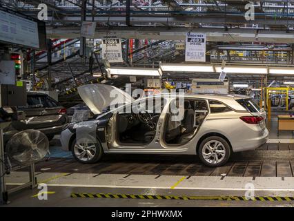 Das Aktenfoto vom 06. September 07/21 über die Astra-Montagelinie im Werk Vauxhall in Ellesmere Port, Cheshire, zeigt, dass die Automobilproduktion nach einer Verringerung des zweijährigen Halbleitermangels gestiegen ist, wie die Zahlen zeigen. Stockfoto