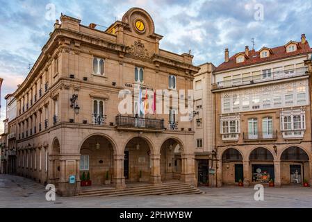 Sonnenaufgang auf das Rathaus in Ourense, Spanien. Stockfoto