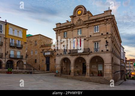 Sonnenaufgang auf das Rathaus in Ourense, Spanien. Stockfoto