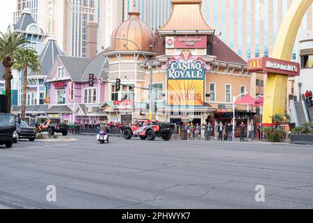 Baja Racing Trucks Rollen den Las Vegas Strip herunter März 8. 2023 die 2023 BF Goodrich Tires Mint 400 fand ab März 8-12 in Las Vegas, Nevada, statt. Stockfoto