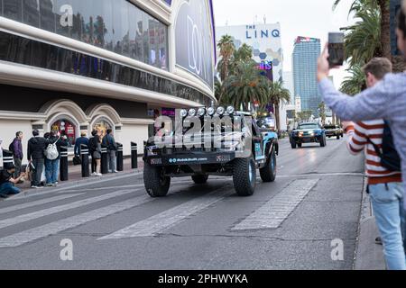 Baja Racing Trucks Rollen den Las Vegas Strip herunter März 8. 2023 die 2023 BF Goodrich Tires Mint 400 fand ab März 8-12 in Las Vegas, Nevada, statt. Stockfoto