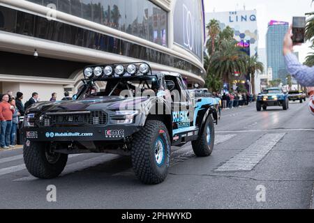 Baja Racing Trucks Rollen den Las Vegas Strip herunter März 8. 2023 die 2023 BF Goodrich Tires Mint 400 fand ab März 8-12 in Las Vegas, Nevada, statt. Stockfoto