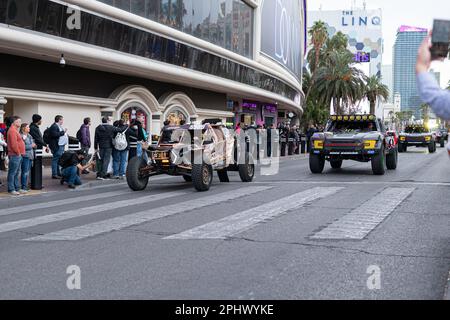 Baja Racing Trucks Rollen den Las Vegas Strip herunter März 8. 2023 die 2023 BF Goodrich Tires Mint 400 fand ab März 8-12 in Las Vegas, Nevada, statt. Stockfoto