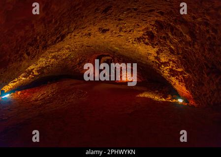 Antiker Tunnel in Las Medulas - antikes Goldbergwerk in der Nähe von Ponferrada in Spanien. Stockfoto