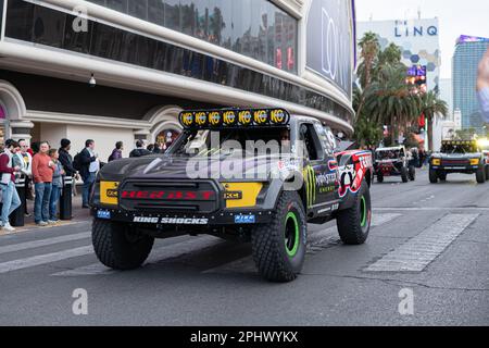 Baja Racing Trucks Rollen den Las Vegas Strip herunter März 8. 2023 die 2023 BF Goodrich Tires Mint 400 fand ab März 8-12 in Las Vegas, Nevada, statt. Stockfoto