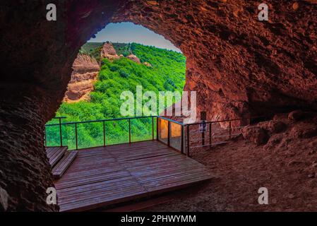 Offenes Ende eines alten Tunnels in Las Medulas - altes Goldbergwerk in der Nähe von Ponferrada in Spanien. Stockfoto