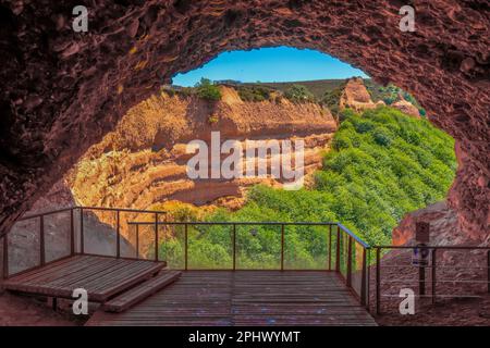 Offenes Ende eines alten Tunnels in Las Medulas - altes Goldbergwerk in der Nähe von Ponferrada in Spanien. Stockfoto