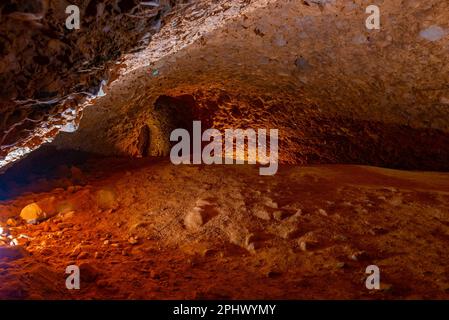 Antiker Tunnel in Las Medulas - antikes Goldbergwerk in der Nähe von Ponferrada in Spanien. Stockfoto