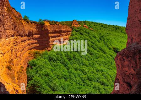 Offenes Ende eines alten Tunnels in Las Medulas - altes Goldbergwerk in der Nähe von Ponferrada in Spanien. Stockfoto
