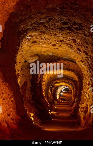 Antiker Tunnel in Las Medulas - antikes Goldbergwerk in der Nähe von Ponferrada in Spanien. Stockfoto