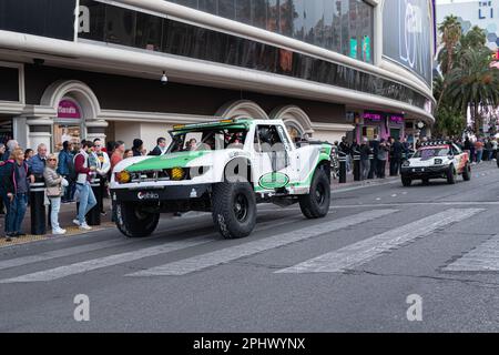 Baja Racing Trucks Rollen den Las Vegas Strip herunter März 8. 2023 die 2023 BF Goodrich Tires Mint 400 fand ab März 8-12 in Las Vegas, Nevada, statt. Stockfoto