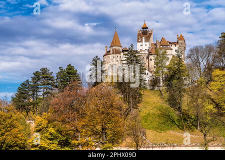 Malerischer Blick auf das Schloss Bran in Rumänien, auch bekannt als das Schloss Dracula aus Siebenbürgen, in Herbstfarben vor dramatischem Himmel Stockfoto