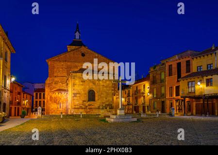 Sonnenaufgang auf die Kirche Santa Maria am Plaza del Grano in der spanischen Stadt Leon. Stockfoto