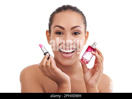 Zeit zu glänzen. Studiofoto einer schönen jungen Frau mit Lippenstift und einer Flasche Parfüm. Stockfoto