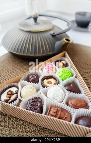 Verschiedene handgemachte Süßigkeiten, Schweizer Pralinen in Geschenkbox, verschiedene luxuriöse Pralinen aus dunkler und milchhaltiger Bio-Schokolade, süßes Dessertessen als Urlaub Stockfoto
