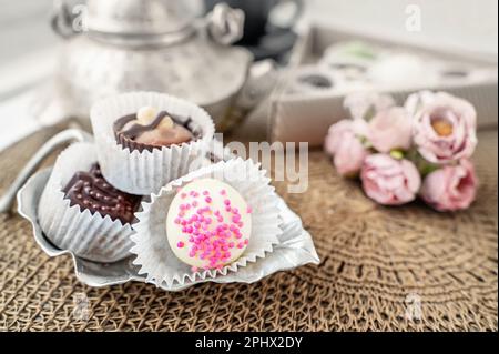 Verschiedene handgemachte Süßigkeiten, Schweizer Pralinen in Geschenkbox, verschiedene luxuriöse Pralinen aus dunkler und milchhaltiger Bio-Schokolade, süßes Dessertessen als Urlaub Stockfoto