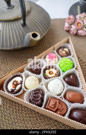 Verschiedene handgemachte Süßigkeiten, Schweizer Pralinen in Geschenkbox, verschiedene luxuriöse Pralinen aus dunkler und milchhaltiger Bio-Schokolade, süßes Dessertessen als Urlaub Stockfoto