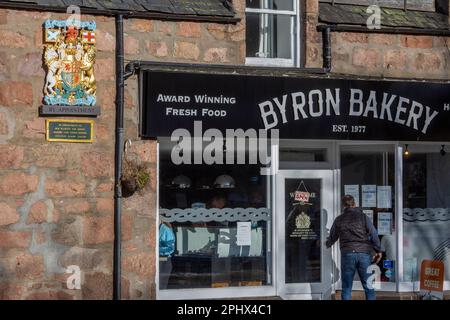 Scotland, Ballater, Aberdeenshire, Byron Bakery (ehemals Chalmers Bakery) mit Royal Warrant Stockfoto