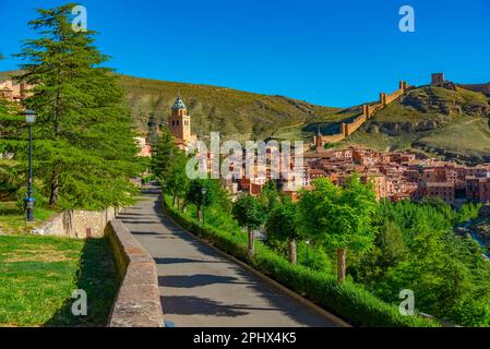 Festung über der spanischen Stadt Albarracin. Stockfoto