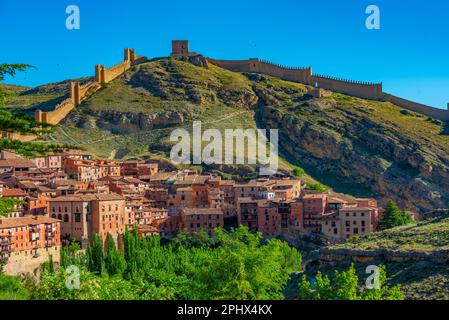 Festung über der spanischen Stadt Albarracin. Stockfoto