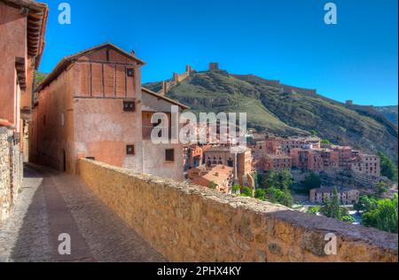 Festung über der spanischen Stadt Albarracin. Stockfoto