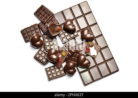 Ein Haufen Schokoladensüße Dessert, süßes Essen, dunkle Schokolade isoliert auf weißem Hintergrund Stockfoto