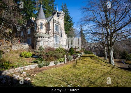 Die Häuser im Dorf Ballater sehen aus wie Märchen, Royal Deeside, Schottland. Stockfoto