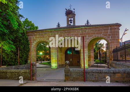 Nachtsicht auf eine Einsiedlung unserer Lieben Frau der Einsamkeit in der spanischen Stadt Soria. Stockfoto