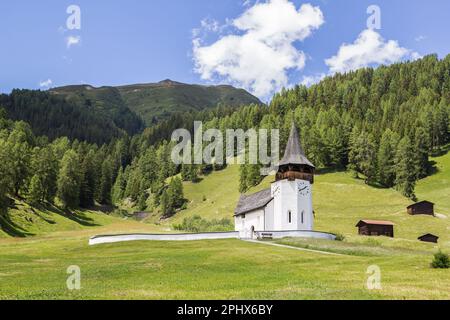 Frauenkirch auf dem grünen Hügel, im Bezirk Davos, Grisons, Schweiz Stockfoto