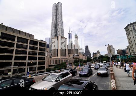 Von der Brooklyn Bridge in Manhattan aus bietet sich ein Blick auf die Pace University und den Beekman Tower in Manhattan, New York City, USA. Stockfoto