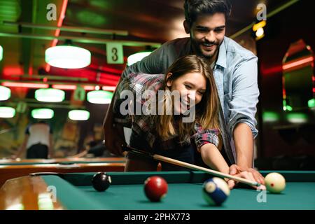 Paar dating, flirten und spielen Billard in einem Pub Stockfoto