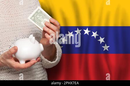 Venezolanische Frau mit Geldbank auf dem Hintergrund der Venezuela-Flagge. Punkte, Pensionsfonds, Armut, Wohlstand, Altersvorsorge Stockfoto