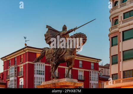 Blick auf den Sonnenuntergang über die Statue von El Cid in der spanischen Stadt Burgos. Stockfoto