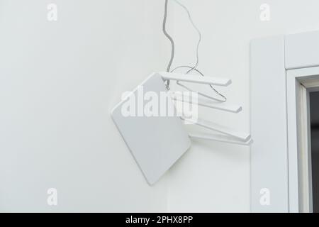 Seitenansicht eines modernen WLAN-Routers für den Heimgebrauch mit 4 Antennen. Stockfoto