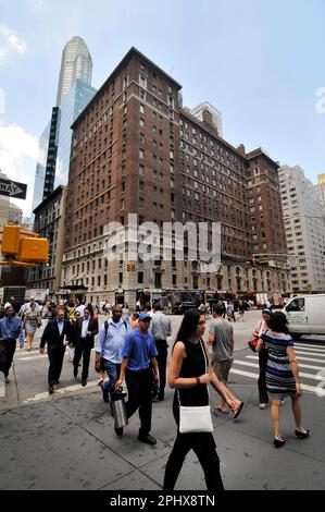 Fußgänger, die die 6. Avenue an der Ecke West 55. Street in Manhattan, New York City, NY, USA überqueren. Stockfoto