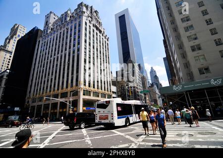 Fußgänger, die die 6. Avenue in Manhattan, New York City, NY, USA überqueren. Stockfoto