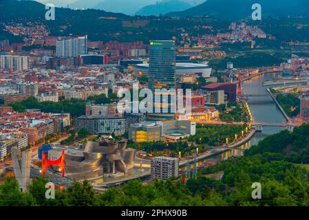 Blick aus der Vogelperspektive auf Bilbao bei Nacht vom Hügel Artxanda, Spanien. Stockfoto