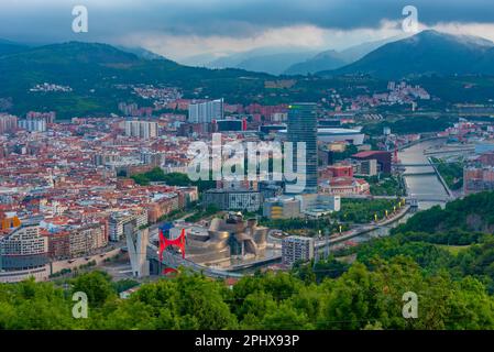 Blick aus der Vogelperspektive auf Bilbao bei Nacht vom Hügel Artxanda, Spanien. Stockfoto