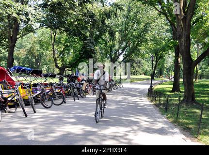 Fahrradrackshaws parken am Eingang des Central Park in New York City, NY, USA. Stockfoto