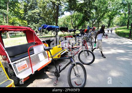 Fahrradrackshaws parken am Eingang des Central Park in New York City, NY, USA. Stockfoto